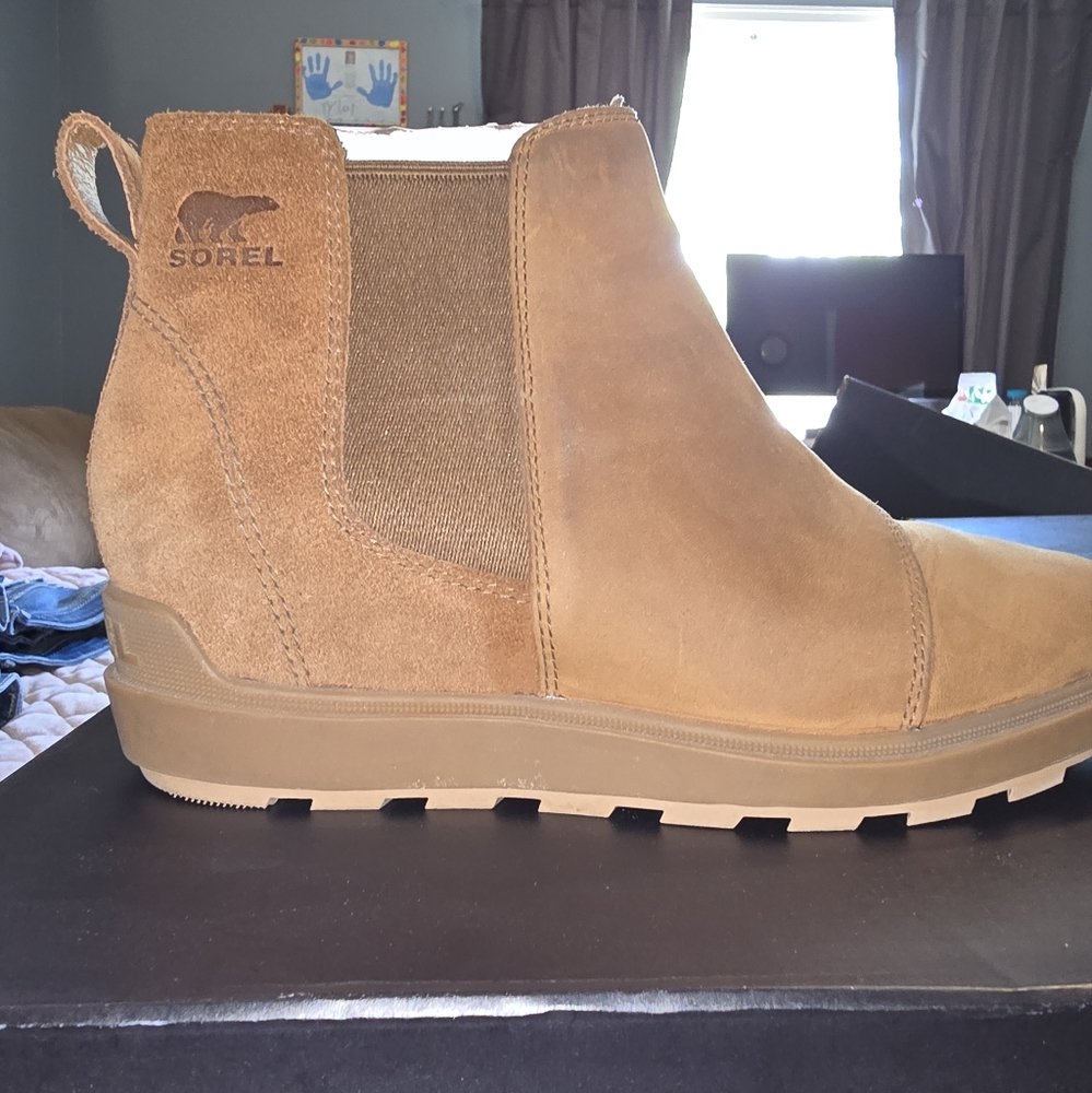 Sorel Evie II Chelsea boots size 9
